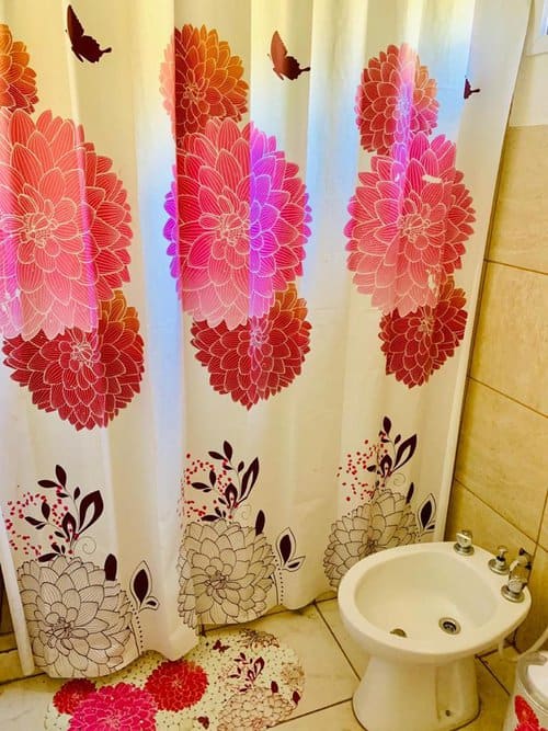 cortina-de-baño-con-flores